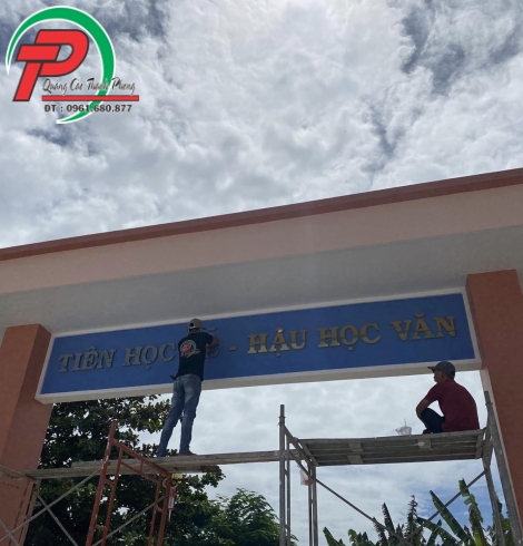 Bảng hiệu trường học Mỹ Phước Tây