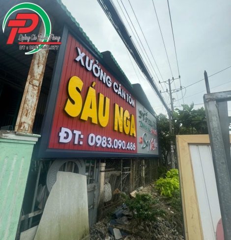 Bảng hiệu xưởng cán tôn Sáu Nga