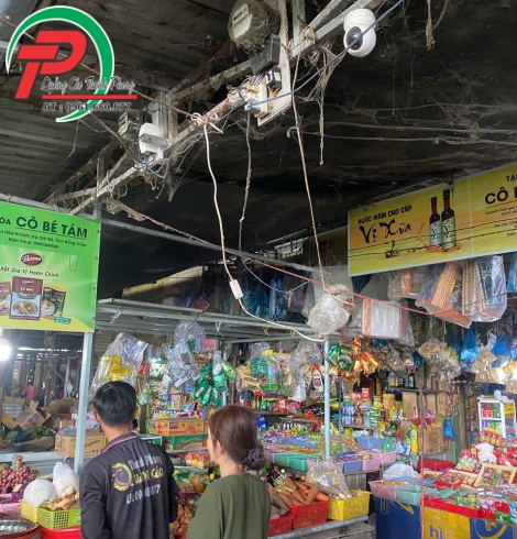 Bảng hiệu tiệm tạp hóa